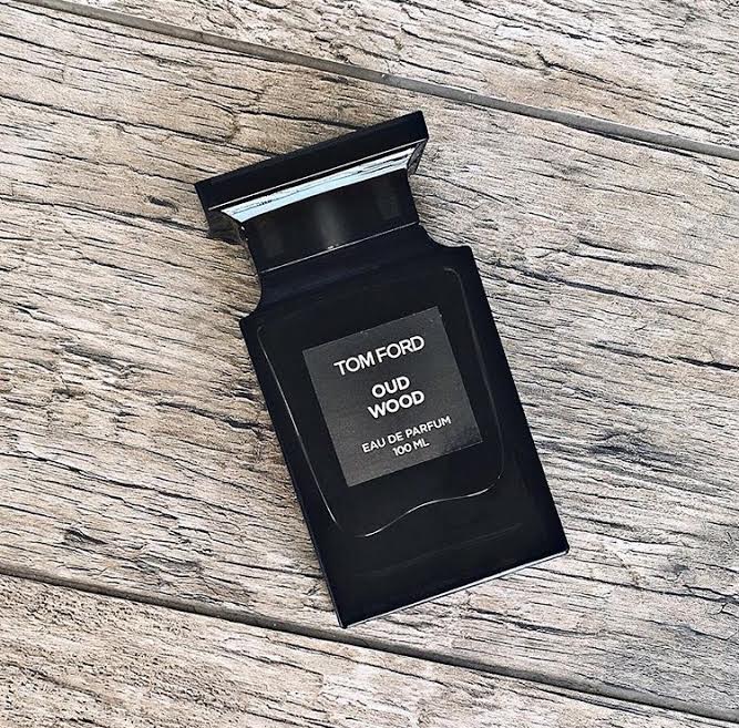 در قلب این عطر، چوب عود ارزشمند با لطافتی کم‌نظیر می‌درخشد؛ نه تند و سنگین، بلکه نرم، عمیق و اغواگر.